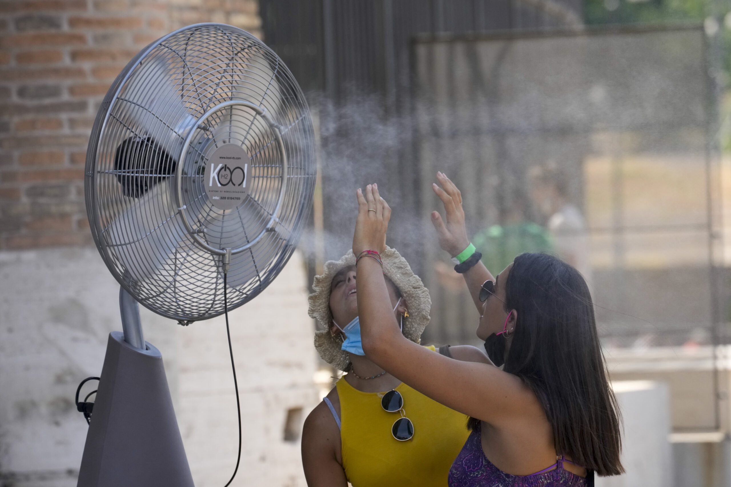 Первая волна жары пришла на пиренейский. Жара в Испании. Волны жары. Экстремальная жара. Мадрид жара.