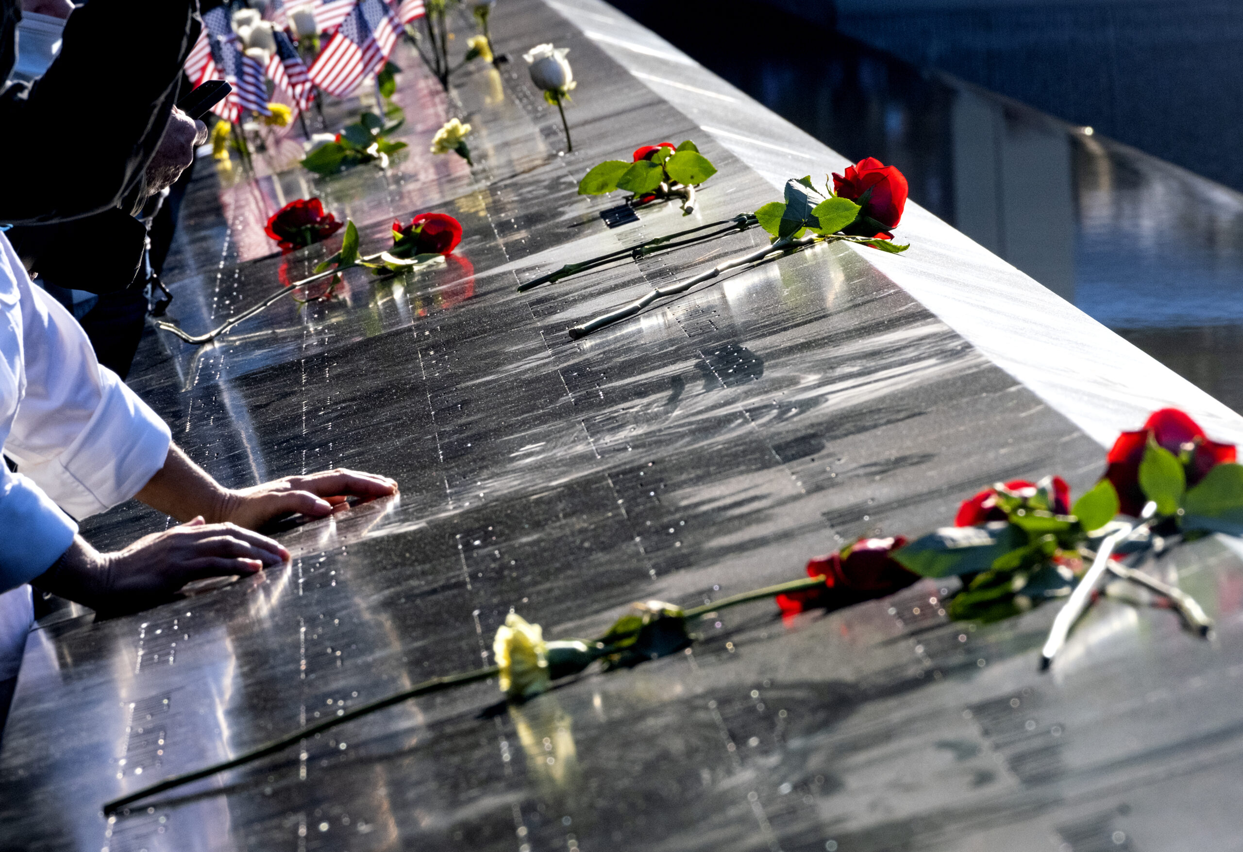 Теракты 11 сентября 2001 года организация. Мемориал теракту 11 сентября в Каролине. Почтение памяти. Почтение погибших красивые фото. Церемония памяти 11 сентября 2021 года.