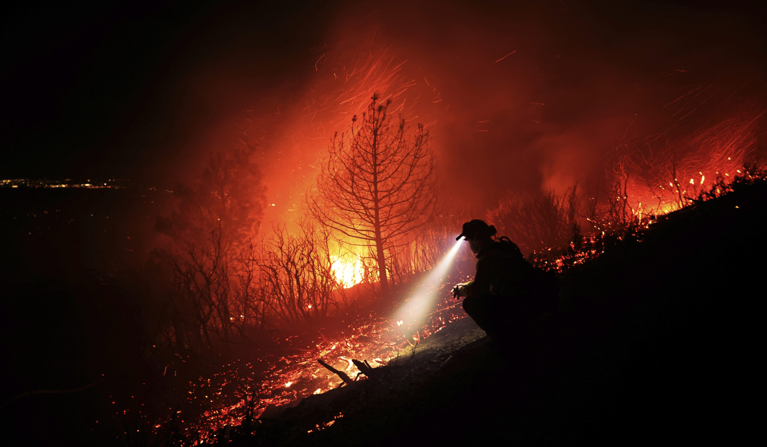 Пожар в лесу какой фактор. Пожары в Калифорнии 2023. Лесные пожары в Испании 2022. Горела Тайга огонь ветром перекидывался. Wildfire Raging in Nevada.