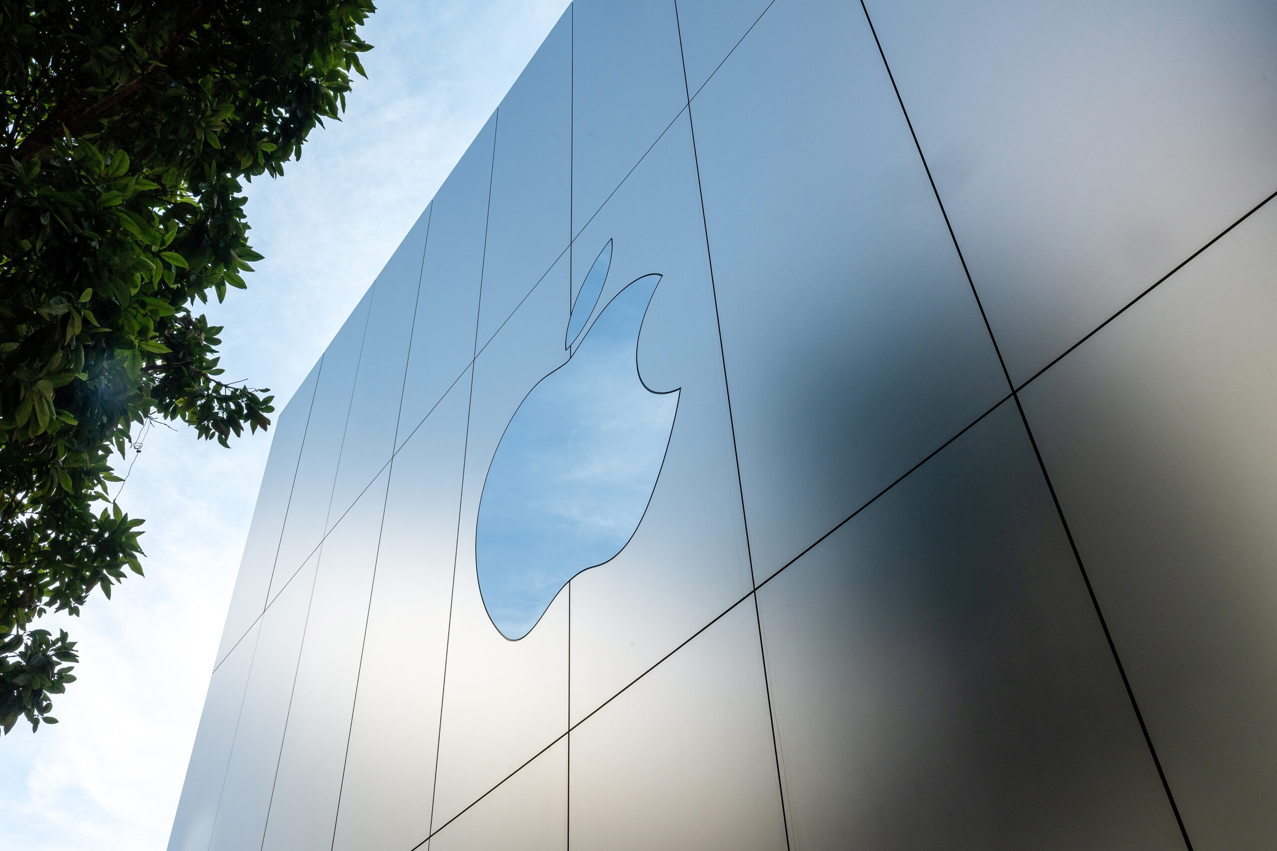 Apple Suing OpenAI , Two Former Employees for Trade Secrets Theft