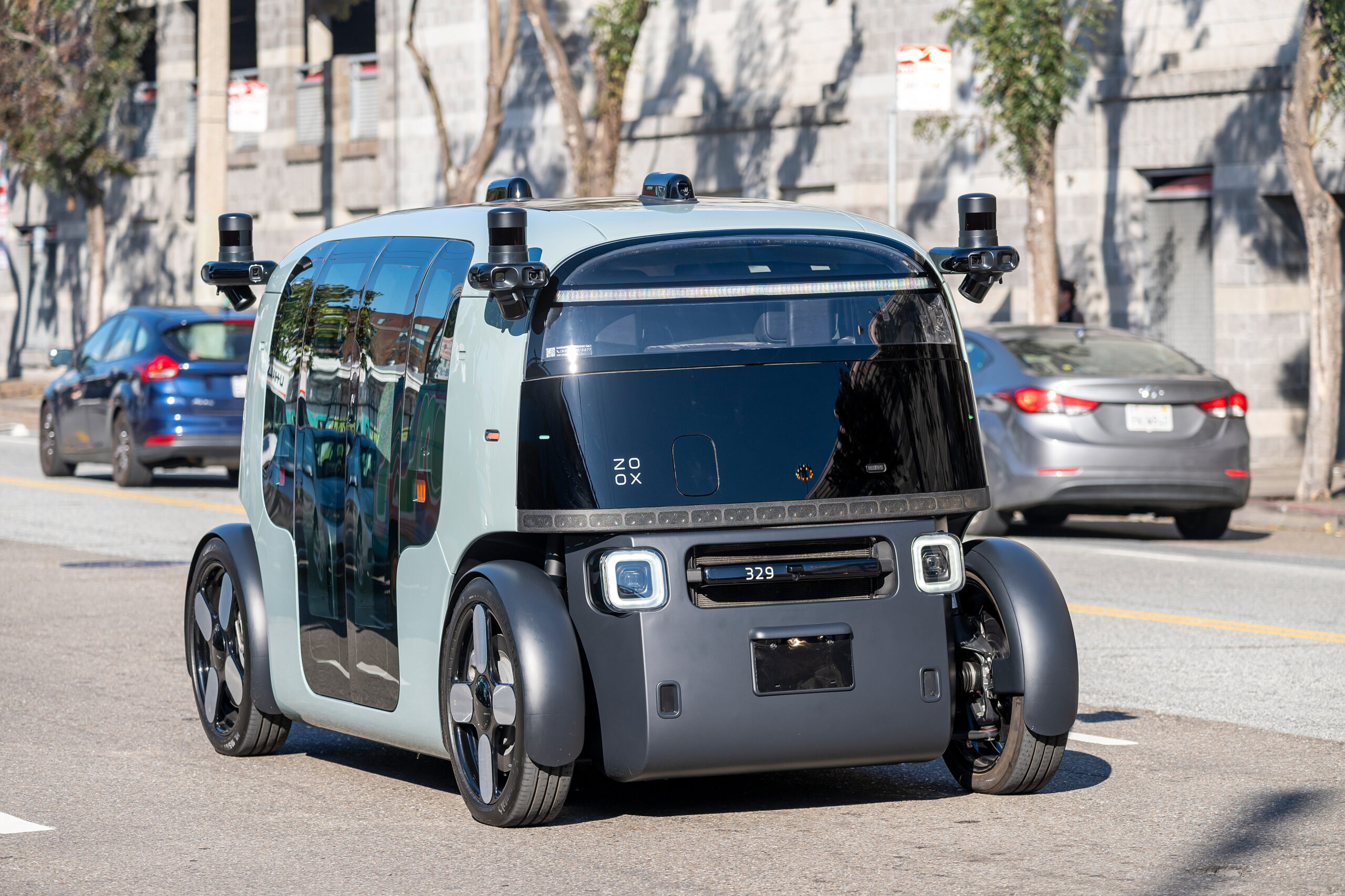 Amazon’s Zoox to Levy Fares, in US First for Controls-Free Taxis
